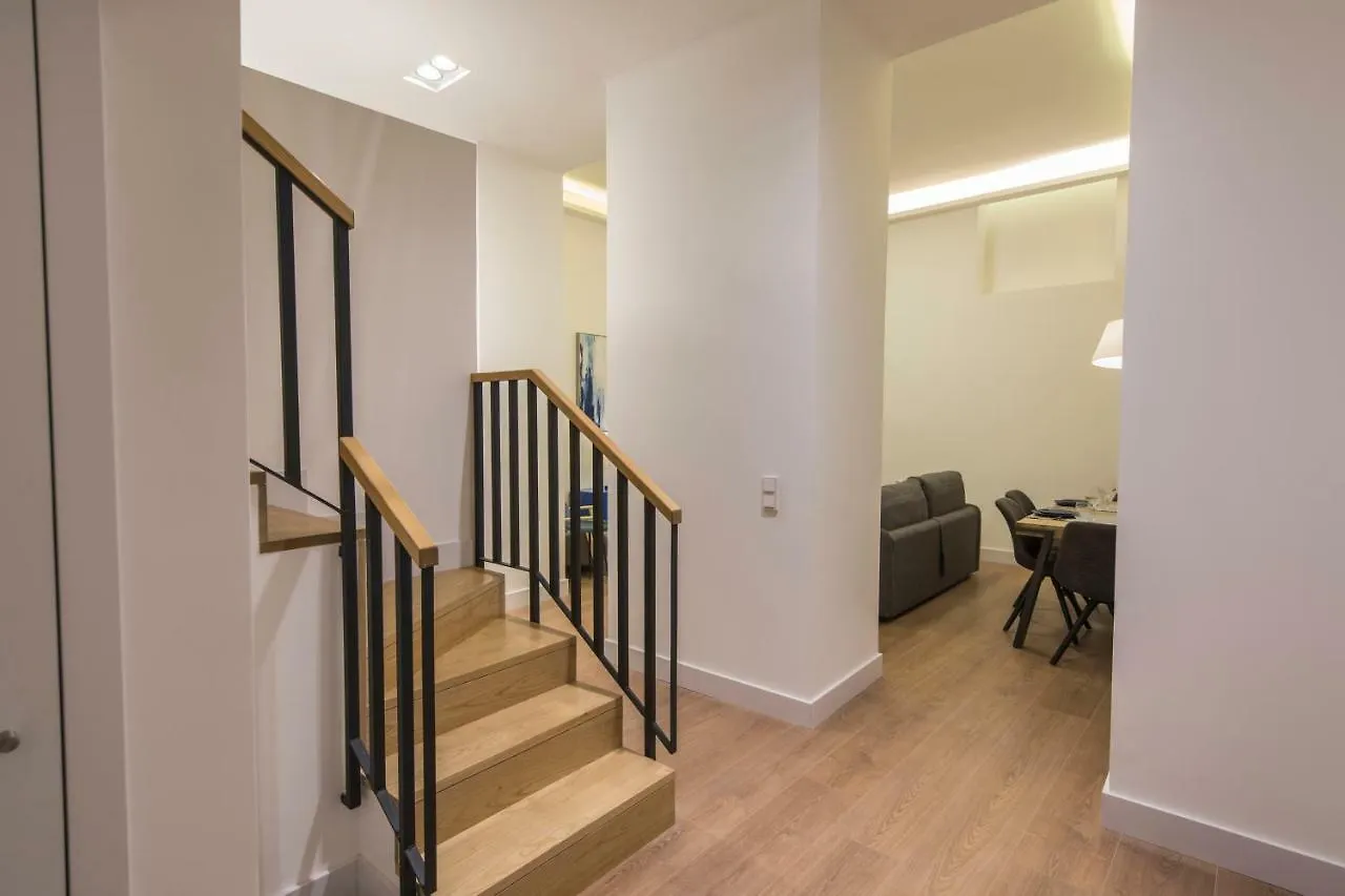 High Ceiling Duplex Apartment At Cais Do Sodre Lisbon