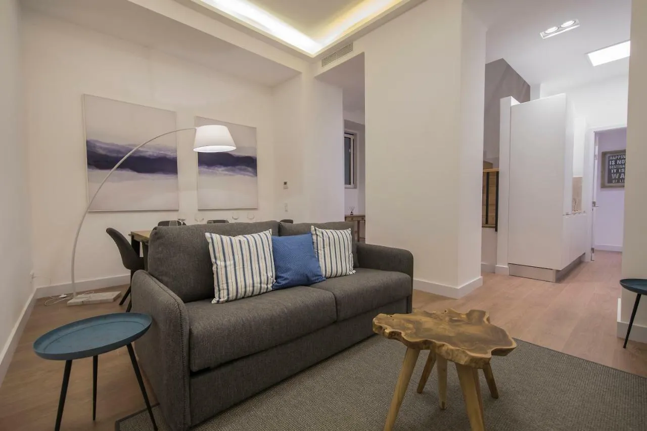High Ceiling Duplex Apartment At Cais Do Sodre Lisbon