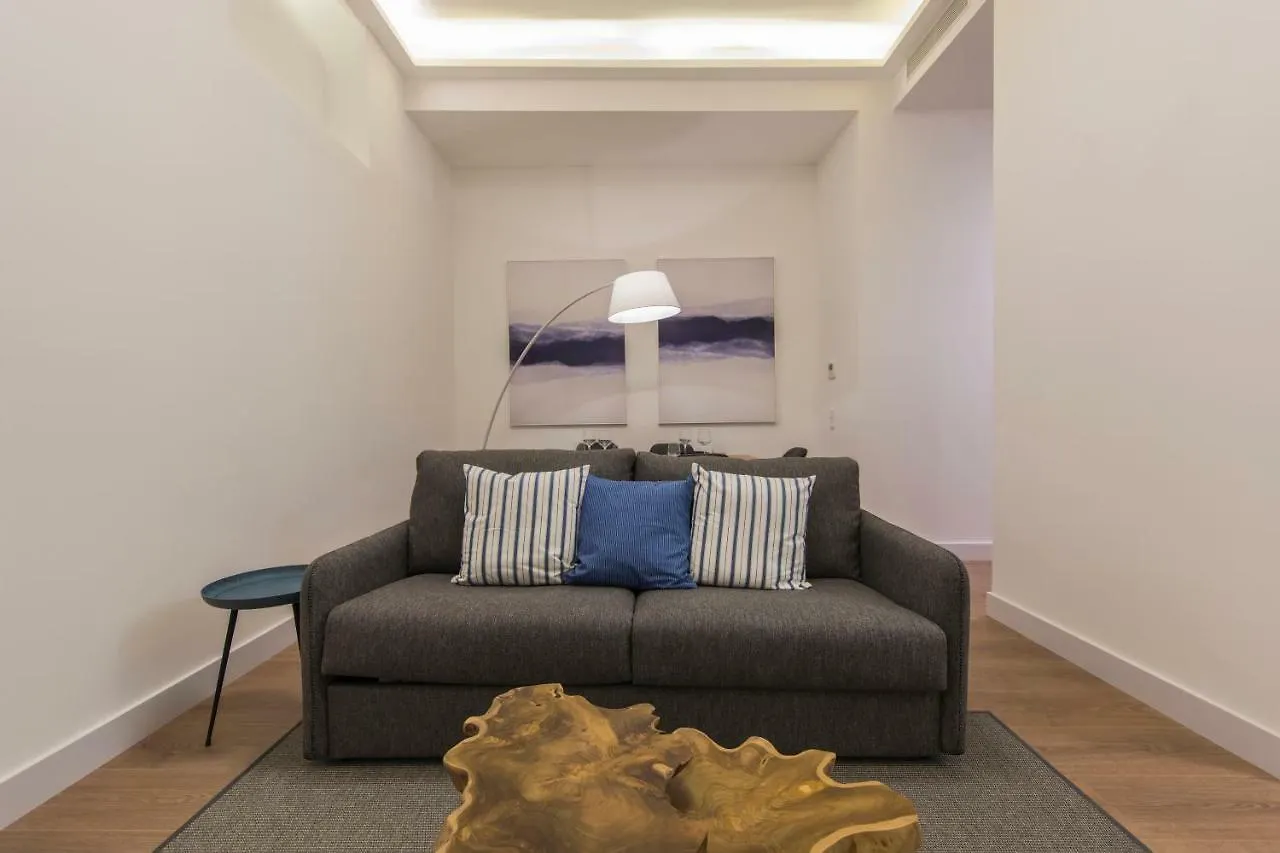 High Ceiling Duplex Apartment At Cais Do Sodre Lisbon